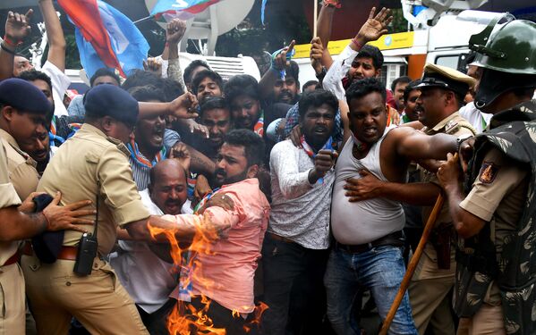 اشتباكات مع الشرطة خلال احتجاجات ضد رئيس الوزراء الهندي ناريندرا مودي   في بنغالور، 4 سبتمبر 2019 - سبوتنيك عربي