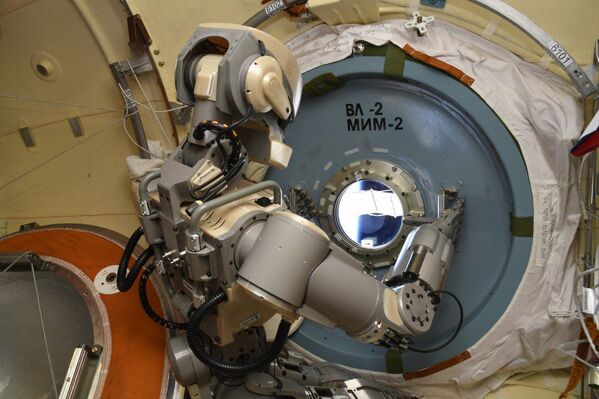 الرجل الآلي سكاي بوت إف-850 على متن محطة الفضاء الدولية - سبوتنيك عربي