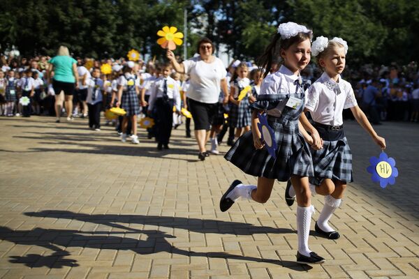 الجرس الأول في اليوم الأول من بدء العام الدراسي الجديد في مدرسة رقم 11 في كراسنودار الروسية - سبوتنيك عربي
