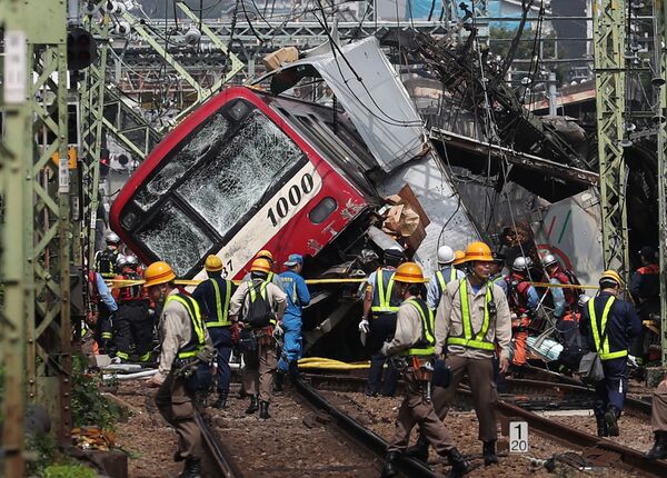 عواقب تصادم قطار مع شاحنة عند مفترق طرق في يوكوهاما، اليابان 5 سبتمبر 2019 - سبوتنيك عربي