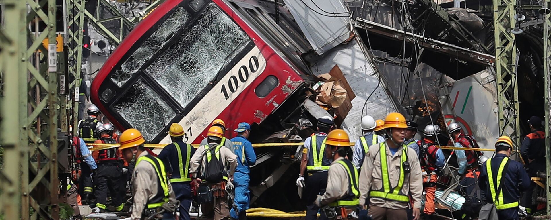 عواقب تصادم قطار مع شاحنة عند مفترق طرق في يوكوهاما، اليابان 5 سبتمبر 2019 - سبوتنيك عربي, 1920, 01.03.2023