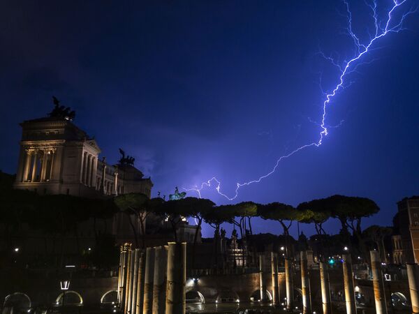 البرق فوق نصب فيتوريو إيمانويل الثاني في روما، 2 سبتمبر 2019 - سبوتنيك عربي