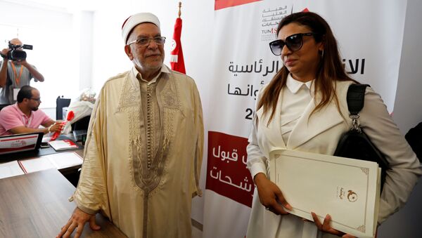 عبد الفتاح مورو نائب رئيس حزب النهضة الإسلامي يقف بجانب ابنته حيث يقدم أوراق ترشيحه للانتخابات الرئاسية في تونس - سبوتنيك عربي