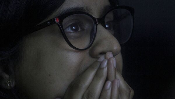 طالبة هندية في معهد تعليمي في مومباي تتابع بتأثر البث المباشر لهبوط تشانداريان-2، 7 سبتمبر/أيلول 2019  - سبوتنيك عربي