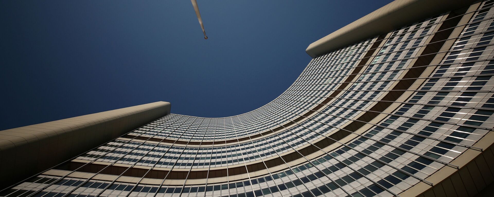 راية تحمل شعار الوكالة الدولية للطاقة الذرية تحلق في منتصف الصاري في مقر الأمم المتحدة في فيينا - سبوتنيك عربي, 1920, 07.11.2019