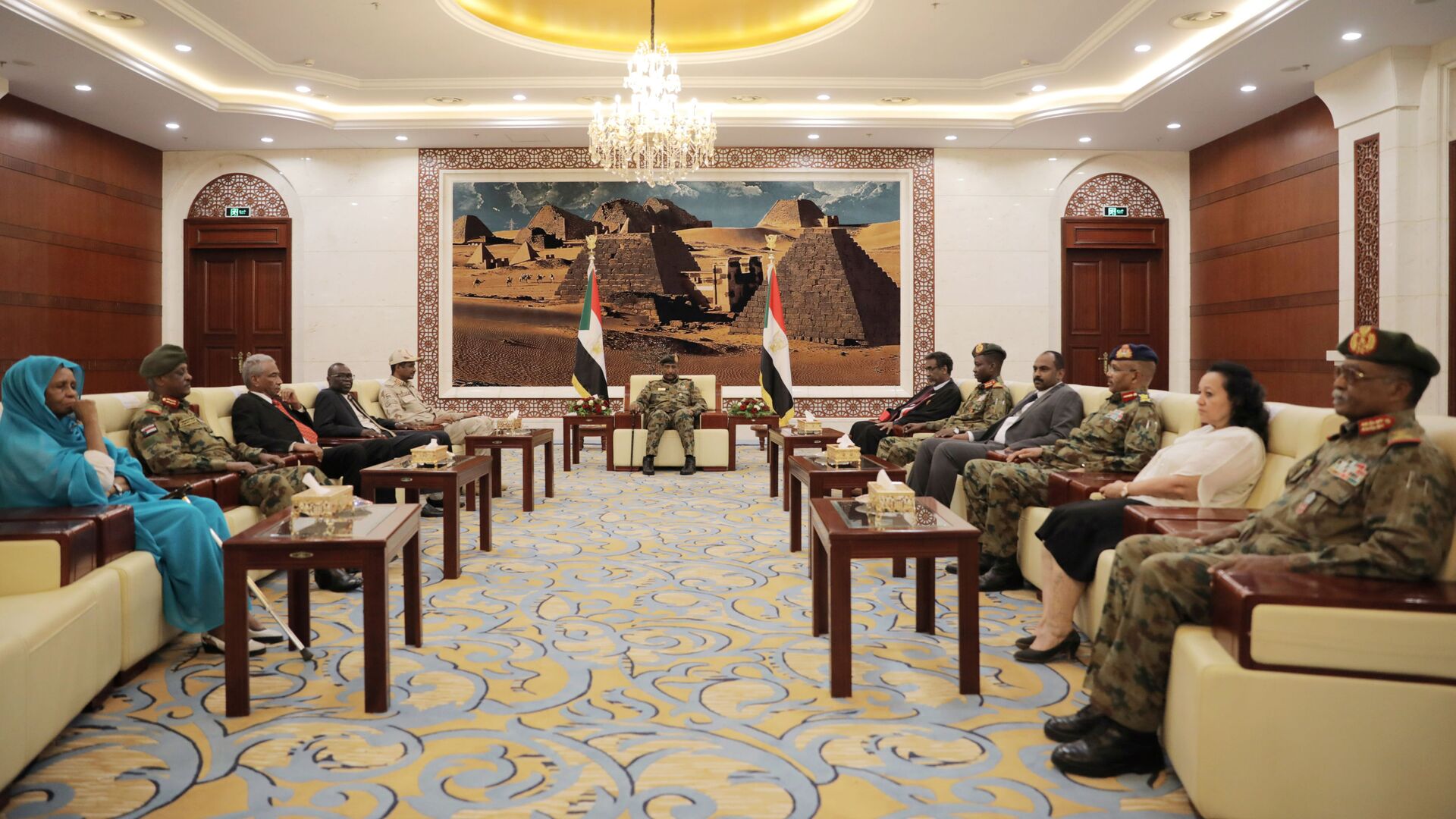 رئيس مجلس السيادة السوداني الفريق أول عبد الفتاح البرهان في أول اجتماع مع الأعضاء - سبوتنيك عربي, 1920, 24.10.2021