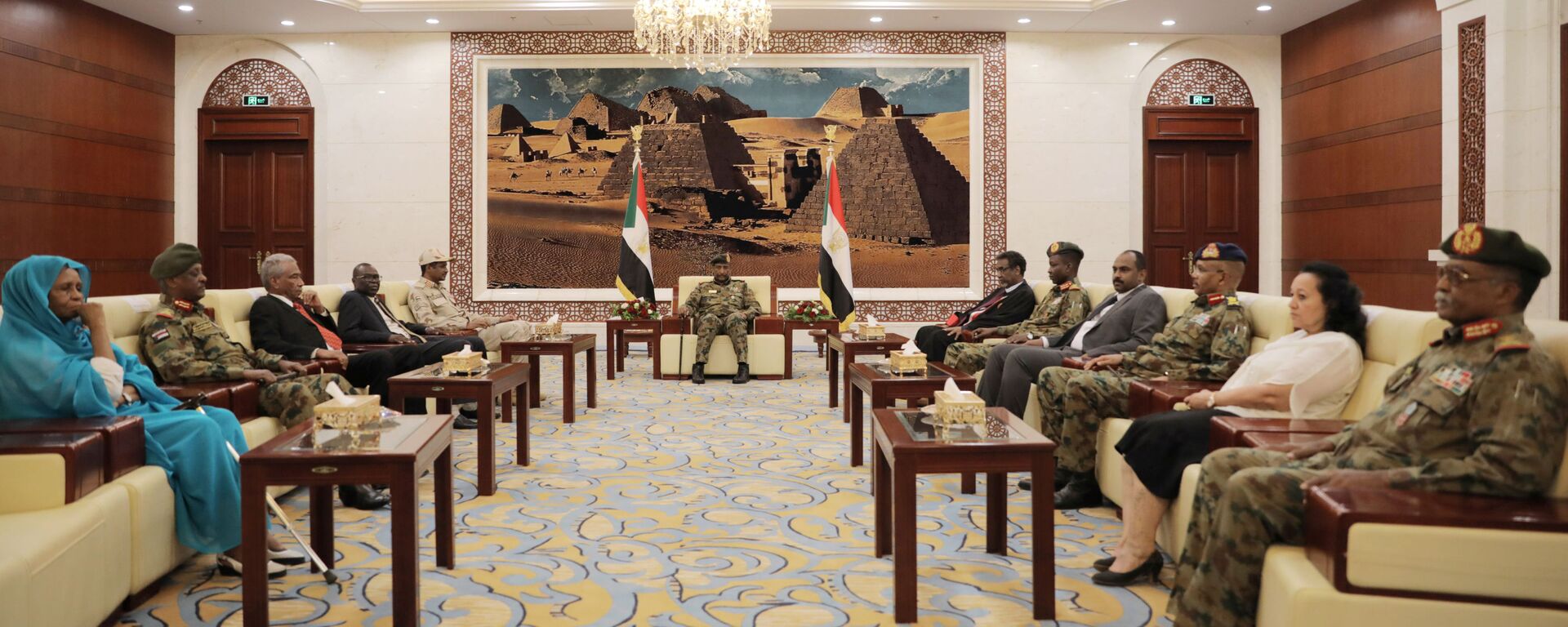 رئيس مجلس السيادة السوداني الفريق أول عبد الفتاح البرهان في أول اجتماع مع الأعضاء - سبوتنيك عربي, 1920, 21.09.2021