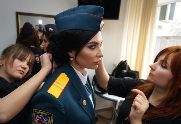 مشاركة في المسابقة السنوية الخامسة حسناء الشرطة قبل بدئها في كراسنودار - سبوتنيك عربي