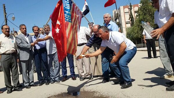 إحراق الأعلام الأمريكية التركية رفضا لـ المنطقة الآمنة - سبوتنيك عربي