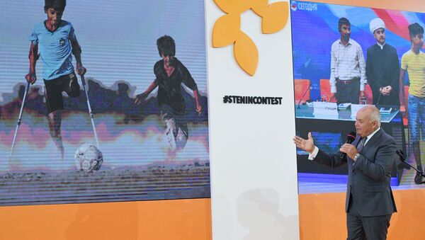 رئيس وكالة روسيا سيغودنيا دميتري كيسيليوف خلال حفل توزيع جوائز المسابقة الدولية أندريه ستينين للتصوير الصحفي في نسخته الخامسة - سبوتنيك عربي