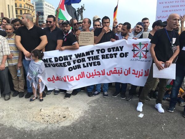 بالفيديو والصور... تظاهرة حاشدة للاجئين الفلسطينيين في بيروت طلبا للجوء إلى الدول الأوروبية بالفيديو والصور... تظاهرة حاشدة للاجئين الفلسطينيين في بيروت طلبا للجوء إلى الدول الأوروبية - سبوتنيك عربي