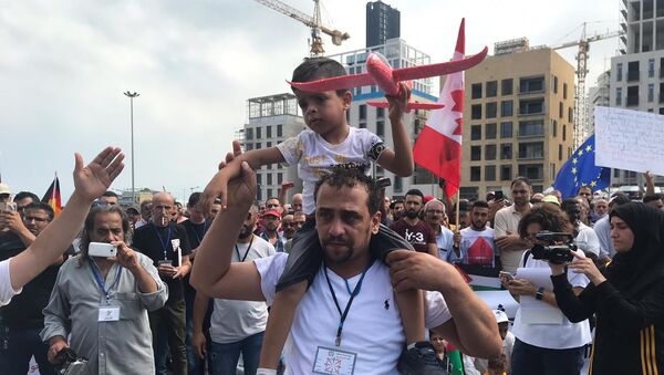 تظاهرة حاشدة للاجئين الفلسطينيين في بيروت طلباً للجوء إلى الدول الأوروبية - سبوتنيك عربي