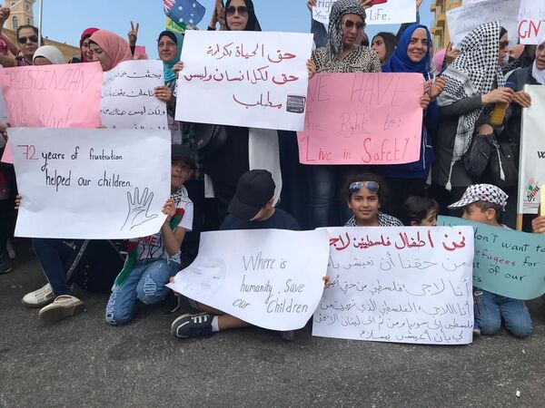 بالفيديو والصور... تظاهرة حاشدة للاجئين الفلسطينيين في بيروت طلبا للجوء إلى الدول الأوروبية بالفيديو والصور... تظاهرة حاشدة للاجئين الفلسطينيين في بيروت طلبا للجوء إلى الدول الأوروبية - سبوتنيك عربي