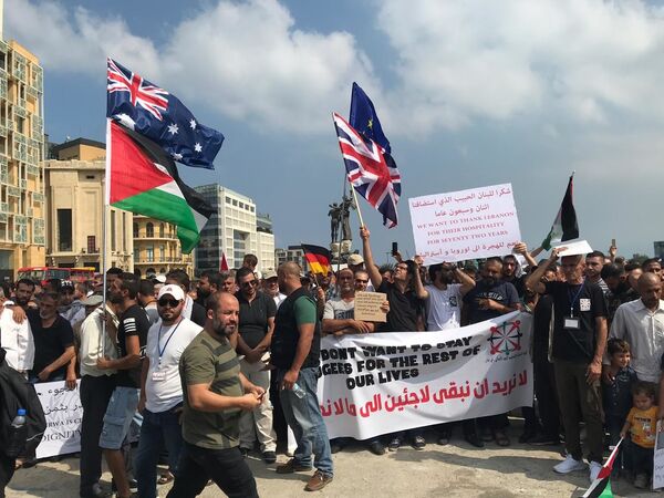 بالفيديو والصور... تظاهرة حاشدة للاجئين الفلسطينيين في بيروت طلبا للجوء إلى الدول الأوروبية بالفيديو والصور... تظاهرة حاشدة للاجئين الفلسطينيين في بيروت طلبا للجوء إلى الدول الأوروبية - سبوتنيك عربي
