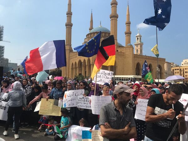 بالفيديو والصور... تظاهرة حاشدة للاجئين الفلسطينيين في بيروت طلبا للجوء إلى الدول الأوروبية بالفيديو والصور... تظاهرة حاشدة للاجئين الفلسطينيين في بيروت طلبا للجوء إلى الدول الأوروبية - سبوتنيك عربي