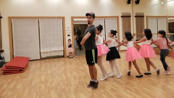 مهندس سوري يحترف الرقص وينقل خبراته لمئات الفتيات - سبوتنيك عربي