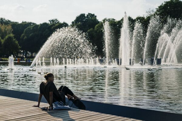 فتاة جالسة بالقرب من نافورة مياه في حديقة غوركي في موسكو، 10 سبتمبر 2019 - سبوتنيك عربي