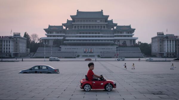 صبي يركب سيارة لعبة في ميدان كيم إيل سونغ في بيونغ يانغ، كوريا الشمالية 9 سبتمبر 2019 - سبوتنيك عربي