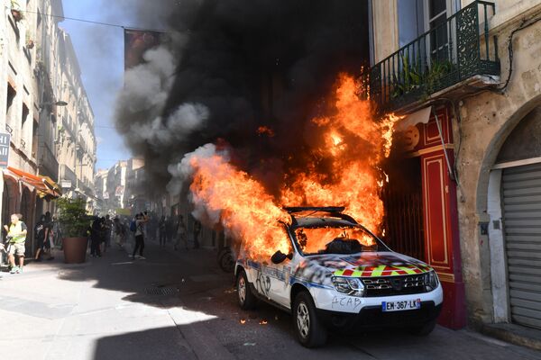 النيران تشتعل في سيارة للشرطة أثناء الاحتجاجات السترات الصفراء في مونبلييه، فرنسا 7 سبتمبر 2019 - سبوتنيك عربي