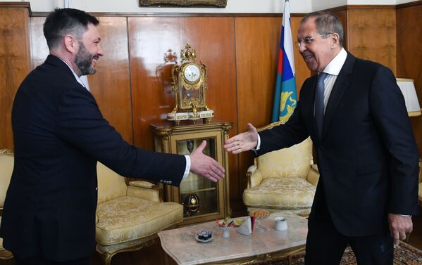 التقى وزير الخارجية الروسي، سيرغي لافروف، اليوم الاثنين، مع رئيس تحرير ريا نوفوستي أوكرانيا كيريل فيشينسكي بعد إطلاق سراحه من قبل محكمة الاستئناف الأوكرانية، 9 سبتمبر 2019 - سبوتنيك عربي