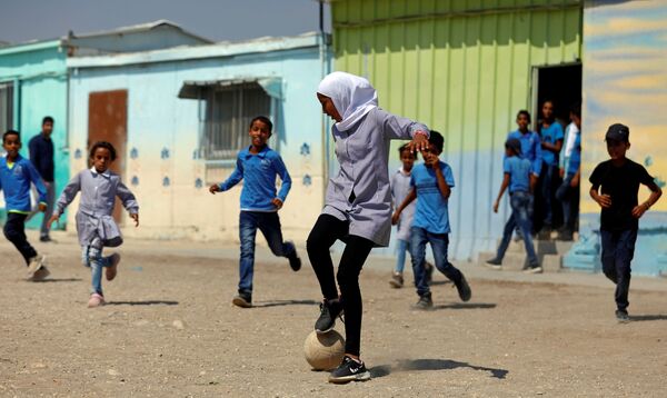 تلاميذ فلسطينيون يلعبون الكرة في سااحة المدرسة في وادي الأردن (أو غور الأردن)، الأراضي المحتلة بالضفة الغربية، 11 سبتمبر 2019 - سبوتنيك عربي