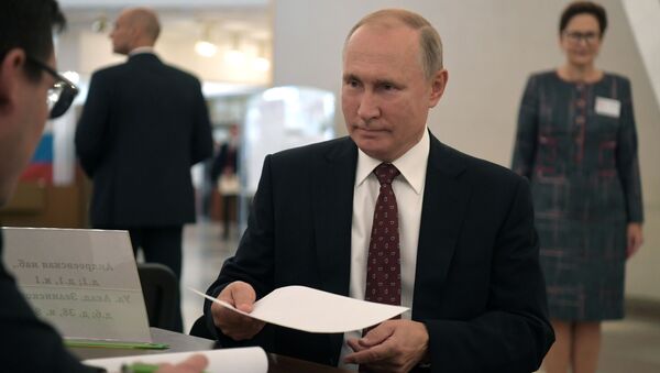 الرئيس فلاديمير بوتين يدلي بصوته في انتخابات الدوما الروسية، في مركز الاقتراع رقم 2151 في مبنى أكاديمية العلوم الروسية (ران) - سبوتنيك عربي