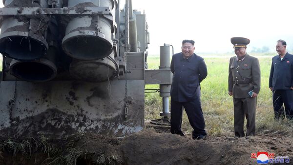 الزعيم الكوري الشمالي كيم جونغ أون، يوم يشرف على اختبار راجمة صواريخ عملاقة متعددة الفوهات، 10 سبتمبر 2019 - سبوتنيك عربي