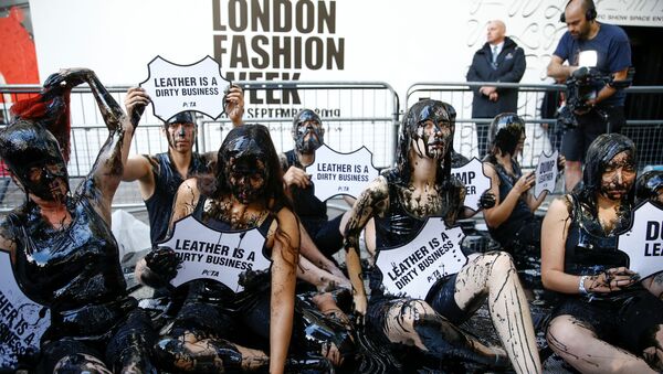 محتجين لأسبوع الموضة في لندن - سبوتنيك عربي