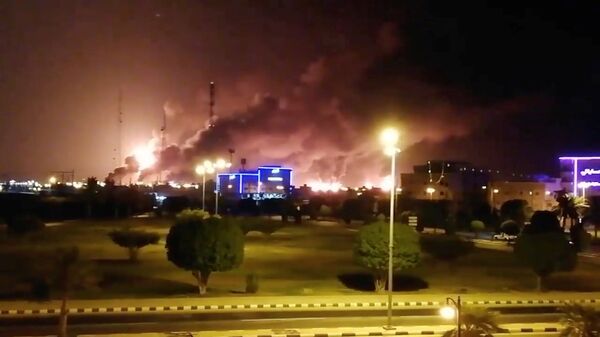 حريق في منشأة أرامكو السعودية بعد قصف طائرات مسيرة من قبل أنصار الله  - سبوتنيك عربي