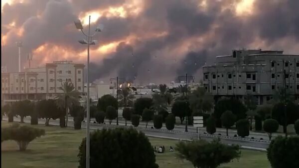 حريق في منشأة أرامكو السعودية بعد قصف طائرات مسيرة من قبل أنصار الله  - سبوتنيك عربي