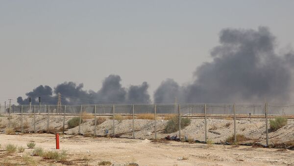 دخان صادر من الحقل النفطي بقيق في السعودية - سبوتنيك عربي