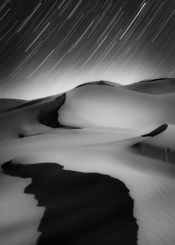 صورة بعنوان السماء والأرض، النجوم والرمل (Sky and Ground, Stars and Sand)، للمصور الصيني شوتشانغ دونغ، الحائز على درجة امتياز سير باتريك (IR PATRICK MOORE PRIZE FOR BEST NEWCOMER) في المسابقة - سبوتنيك عربي