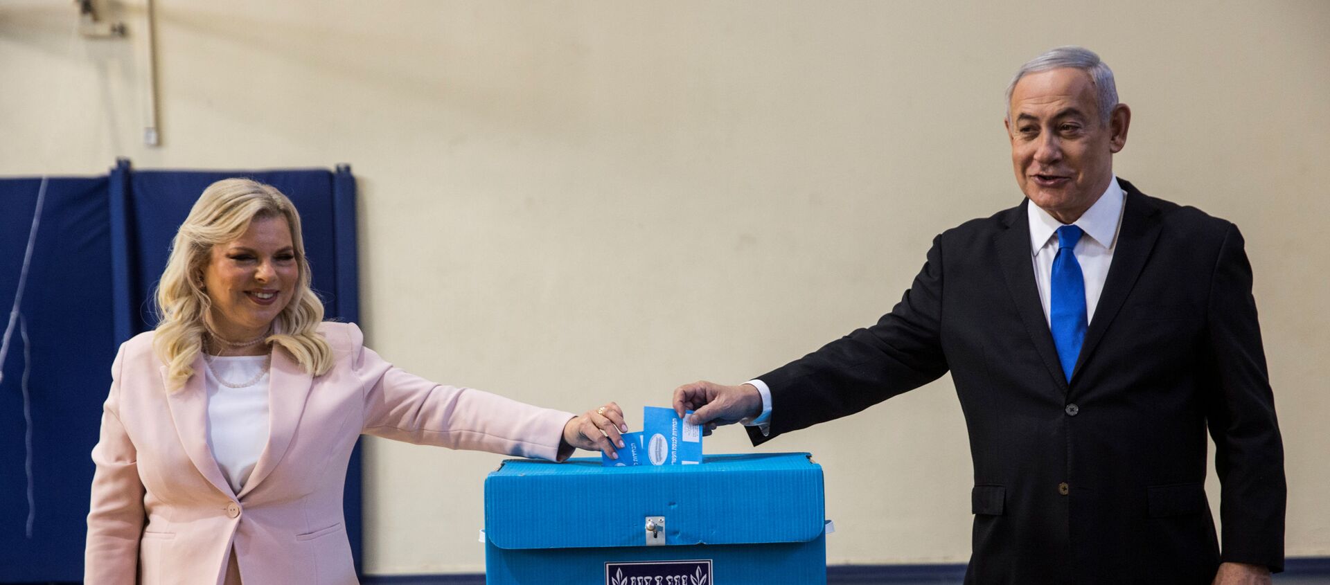 نتنياهو وزوجته يصوتان في انتخابات الكنيست - سبوتنيك عربي, 1920, 23.03.2021