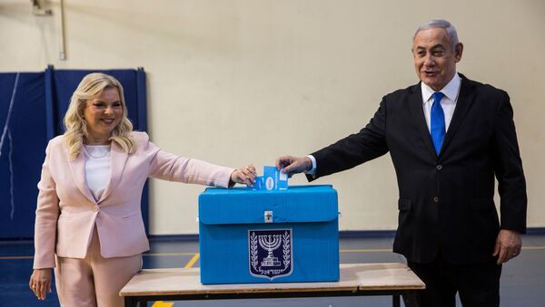 نتنياهو وزوجته يصوتان في انتخابات الكنيست - سبوتنيك عربي