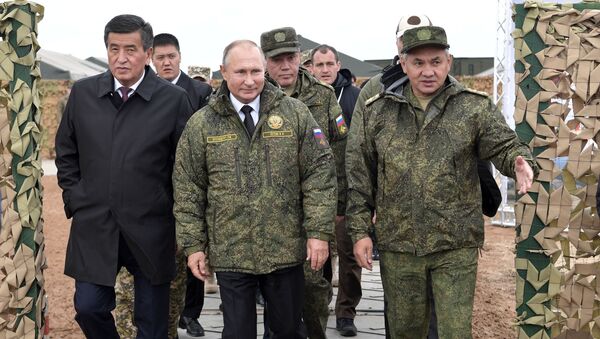الرئيس الروسي فلاديمير بوتين برفقة وزير الدفاع الروسي سيرغي شويغو والرئيس القرقيزي - سبوتنيك عربي