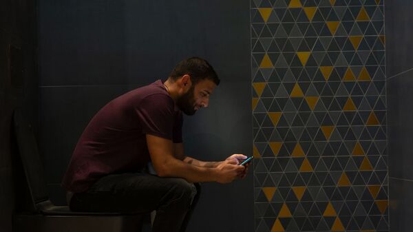 استخدام الهاتف الذكي في المرحاض  - سبوتنيك عربي