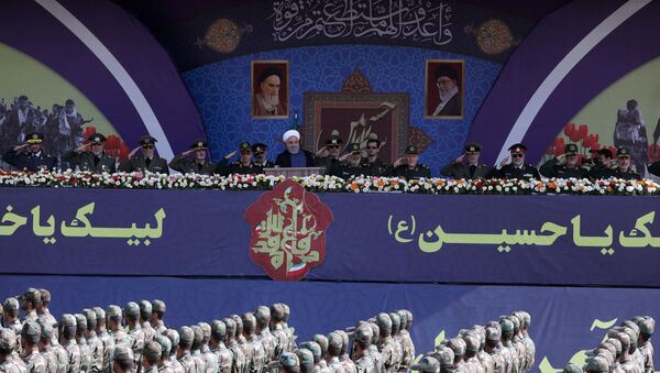 الرئيس الإيراني حسن روحاني في كلمة له أما قوات الحرس الثوري أثناء الاحتفال بذكرى الحرب الإيرانية العراقية - سبوتنيك عربي