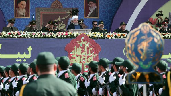 الرئيس الإيراني  حسن روحاني أمام قوات الحرس الثوري الإيراني - سبوتنيك عربي