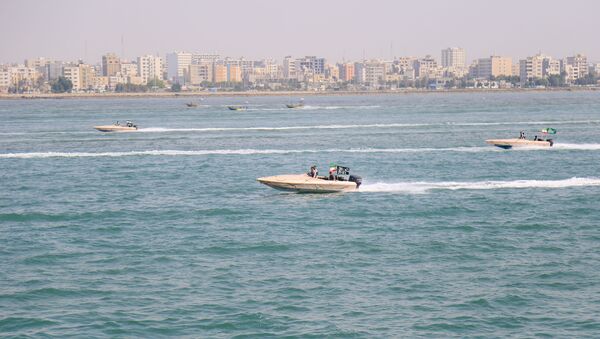 مناورات عسكرية لقوات الجيش الإيراني والحرس الثوري في بحر عمان - سبوتنيك عربي