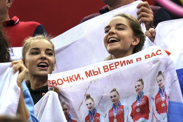 الروسيتان دينا وأرينا أفيرينا في بطولة العالم للجمباز الإيقاعي بين السيدات في باكو، أذربيجان - سبوتنيك عربي