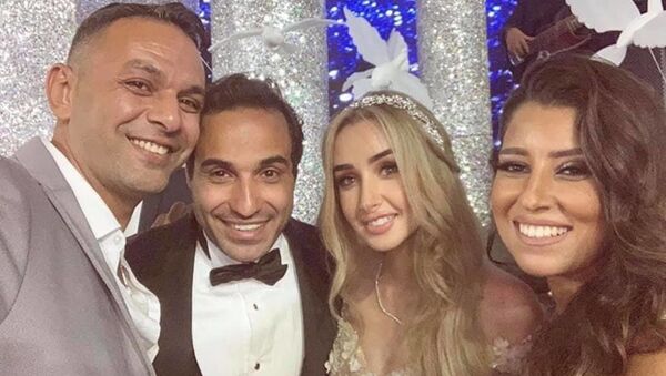 هنا الزاهد مع أحمد فهمي في حفل زفافهما ومعهما الفنانة أيتن عامر وزوجها - سبوتنيك عربي