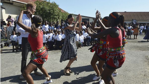 دوقة ساسكس ميغان ماركل ترقص مع أطفال بصحبة زوجها الأمير هاري في كيب تاون، جنوب أفريقيا، 23 سبتمبر/أيلول 2019 - سبوتنيك عربي