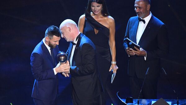 ميسي يتسلم جائزة أفضل لاعب في العالم  - سبوتنيك عربي