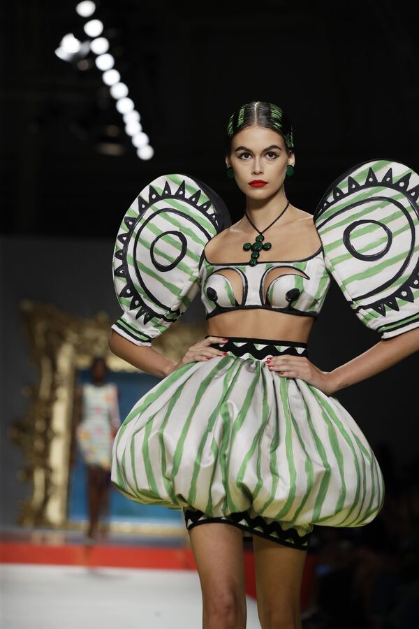 عارضة أزياء كايا غيربير ترتدي فستانا من تصميم موسكينو (Moschino) خلال عرض أزياء أسبوع الموضة ربيع-صيف 2020 في ميلانو، إيطاليا 19 سبتمبر 2019 - سبوتنيك عربي