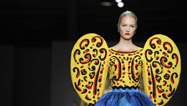عارضة أزياء ترتدي زيا من تصميم موسكينو (Moschino) خلال عرض أزياء أسبوع الموضة ربيع-صيف 2020 في ميلانو، إيطاليا 19 سبتمبر 2019 - سبوتنيك عربي