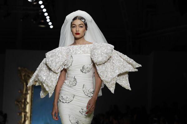 عارضة أزياء جيجي حديد ترتدي فستانا من تصميم موسكينو (Moschino) خلال عرض أزياء أسبوع الموضة ربيع-صيف 2020 في ميلانو، إيطاليا 19 سبتمبر 2019 - سبوتنيك عربي