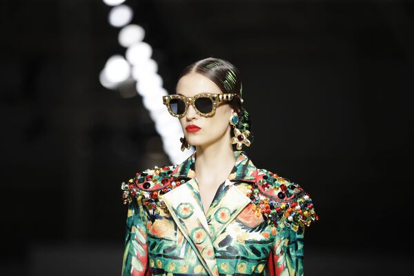 عارضة أزياء ترتدي زيا من تصميم موسكينو (Moschino) خلال عرض أزياء أسبوع الموضة ربيع-صيف 2020 في ميلانو، إيطاليا 19 سبتمبر 2019 - سبوتنيك عربي
