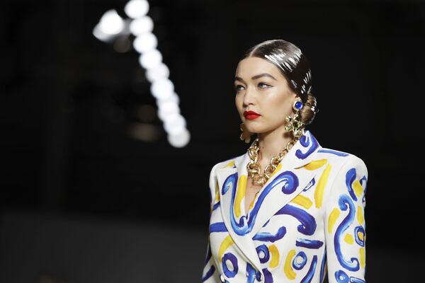 عارضة أزياء جيجي حديد ترتدي زيا من تصميم موسكينو (Moschino) خلال عرض أزياء أسبوع الموضة ربيع-صيف 2020 في ميلانو، إيطاليا 19 سبتمبر 2019 - سبوتنيك عربي