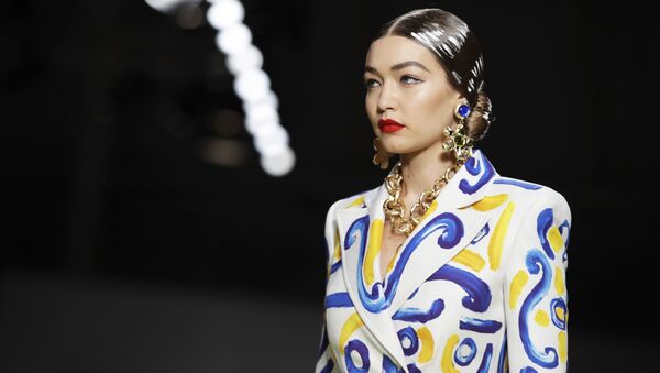 عارضة أزياء جيجي حديد ترتدي زيا من تصميم موسكينو (Moschino) خلال عرض أزياء أسبوع الموضة ربيع-صيف 2020 في ميلانو، إيطاليا 19 سبتمبر 2019 - سبوتنيك عربي