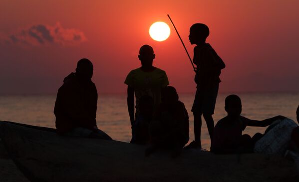 صيادون على خلفية غروب الشمس - سبوتنيك عربي